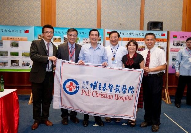 圖10-4-3/馬前總統與埔基輔導團合影(左起 黃竣鴻、滕春祐、馬英九、趙文崇、賴寶珠、張明源).jpg
