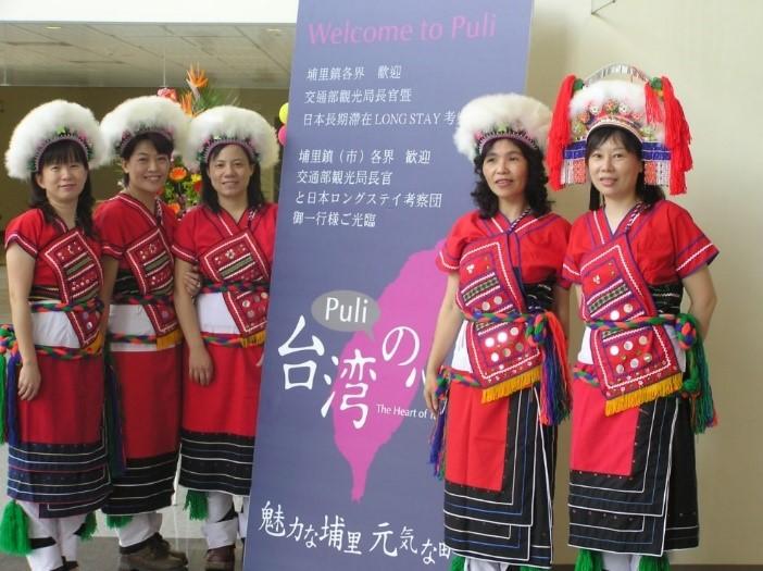 圖11-1-4-1／著原住民服跳迎賓舞.jpg