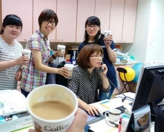 圖11-3-3-1-下午時段想說放鬆一下喝個咖啡,電話聲響起又開始努力工作的密姊.jpg