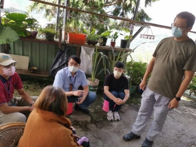 圖11-5-1-1/社工師們走入部落,聆聽她的需求,理解她在酒癮背後的痛苦是什麼。.jpg