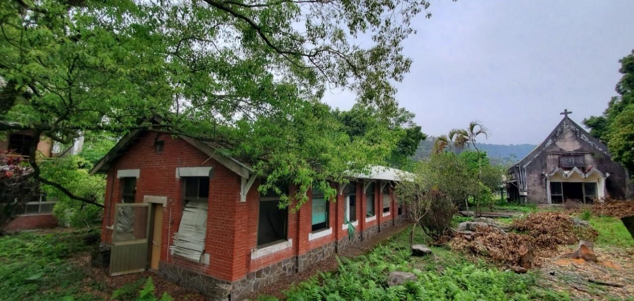 圖16-1-3/松年營地內至今仍保留著那些紅磚平房,這些建築曾是病患的臨時家園,其中有一座提供心靈慰藉的禮拜堂。儘管老舊滄桑現在覆蓋著這些建築,但它們仍然見證台灣早期在偏遠地區醫療服務的發展歷程。.jpg