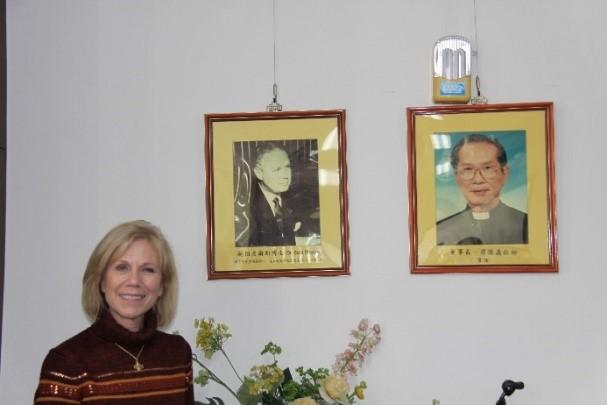 圖16-2-4/Marilee Pierce Dunker在埔基與父親鮑伯皮爾照片合影.jpg