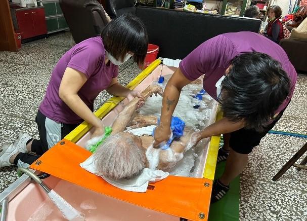 圖17-1-3/沐浴車同仁不辭舟車勞頓之苦給予長輩最溫暖貼心的服務.jpg