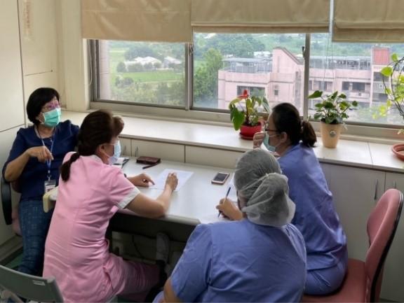 圖4-2-2/作業流程討論-黃峯美顧問與詹琪文督導、門診陳淑慧護理長、急診全桂蘭護理長.jpg