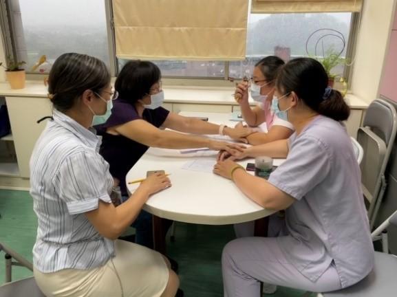 圖4-2-3/作業流程討論-黃峯美顧問與門診陳淑慧護理長、生理檢查組曹宗美組長、醫品部游玉緣主任.jpg
