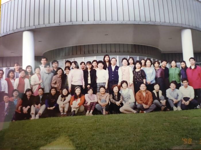 圖4-3-3/民國87年本院主管到日月潭中信大飯店上課合影(1998),第一排右6.jpg