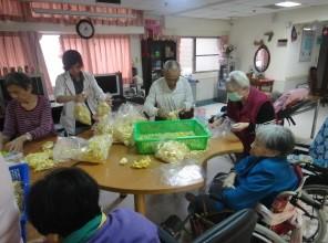 圖6-4-1-5自產菇類分裝.jpg