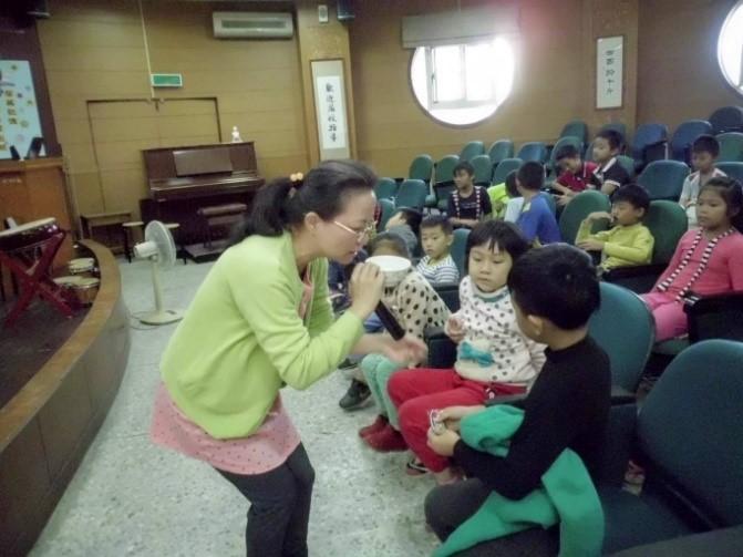 圖6-4-2-3：錢老師使用日常生活中常見的用餐容器說明，並與永興國小小孩互動.jpg