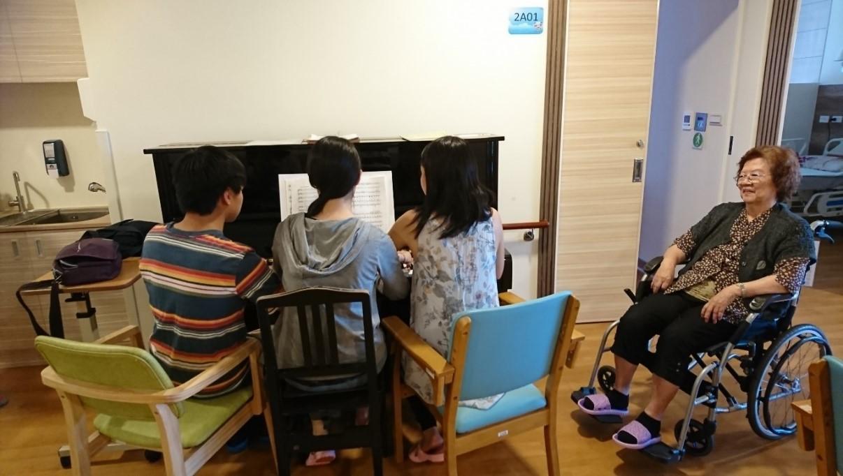 圖7-1-1/楊秀奶奶,她年輕時是一位充滿熱情的鋼琴老師,不僅教育了無數學生,也將對音樂的熱愛傳遞給了她的孩子。.jpg