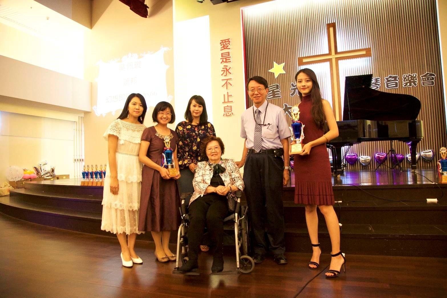 圖7-1-2/奶奶一生致力於音樂教育,培育了許多優秀的學生,卻因身體狀況未能見證他們在舞台上的風采,心中始終留有遺憾。.jpg