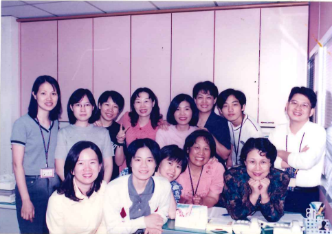 圖7-17-1／埔基財務室大家庭合影（前排右邊第一位是潘美完主任）