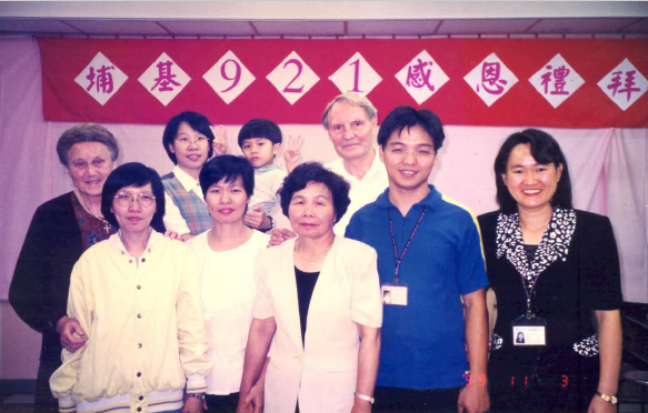 圖7-17-2／家人在埔基與徐賓諾、紀歐惠合影.png