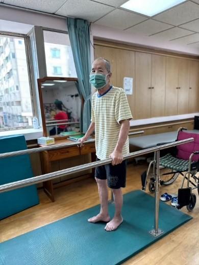 圖8-4-1／運用平衡桿訓練小腿肌耐力.jpg