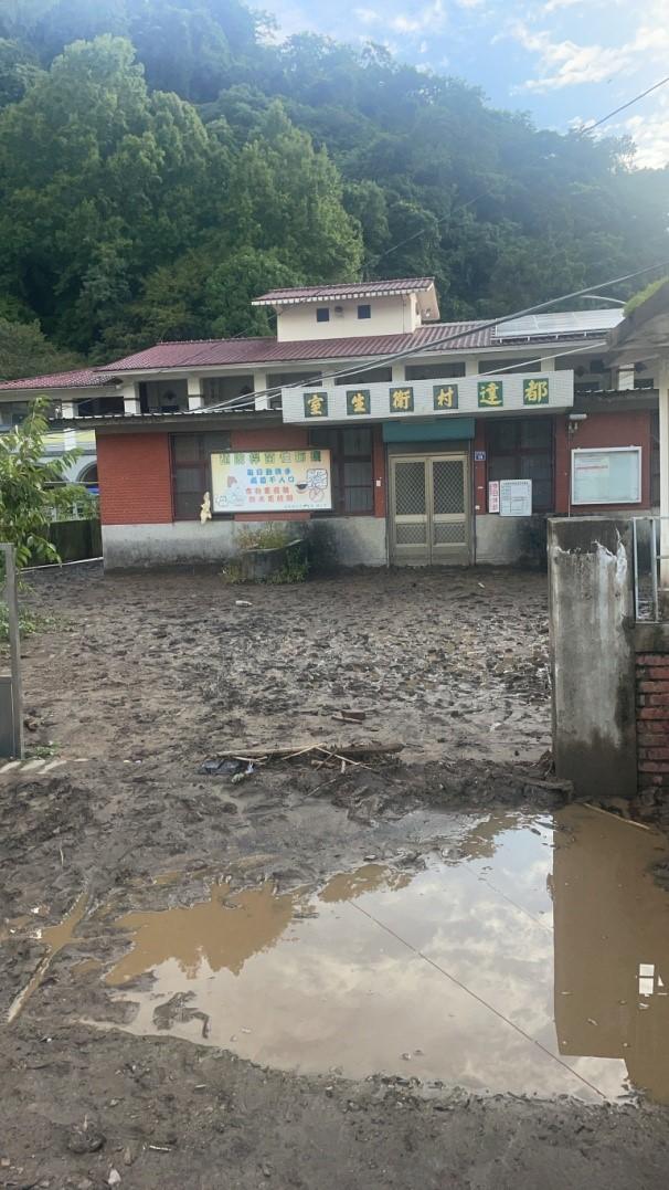 圖9-2-4/卡努颱風重創南投,土石流灌入都達村衛生室。靜待大型機具進駐協助清運。.jpg