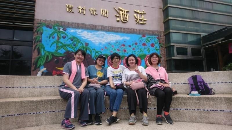 圖11-3-3-2/熱愛運動的寶密姊(鯉魚潭酒莊健走行).jpg