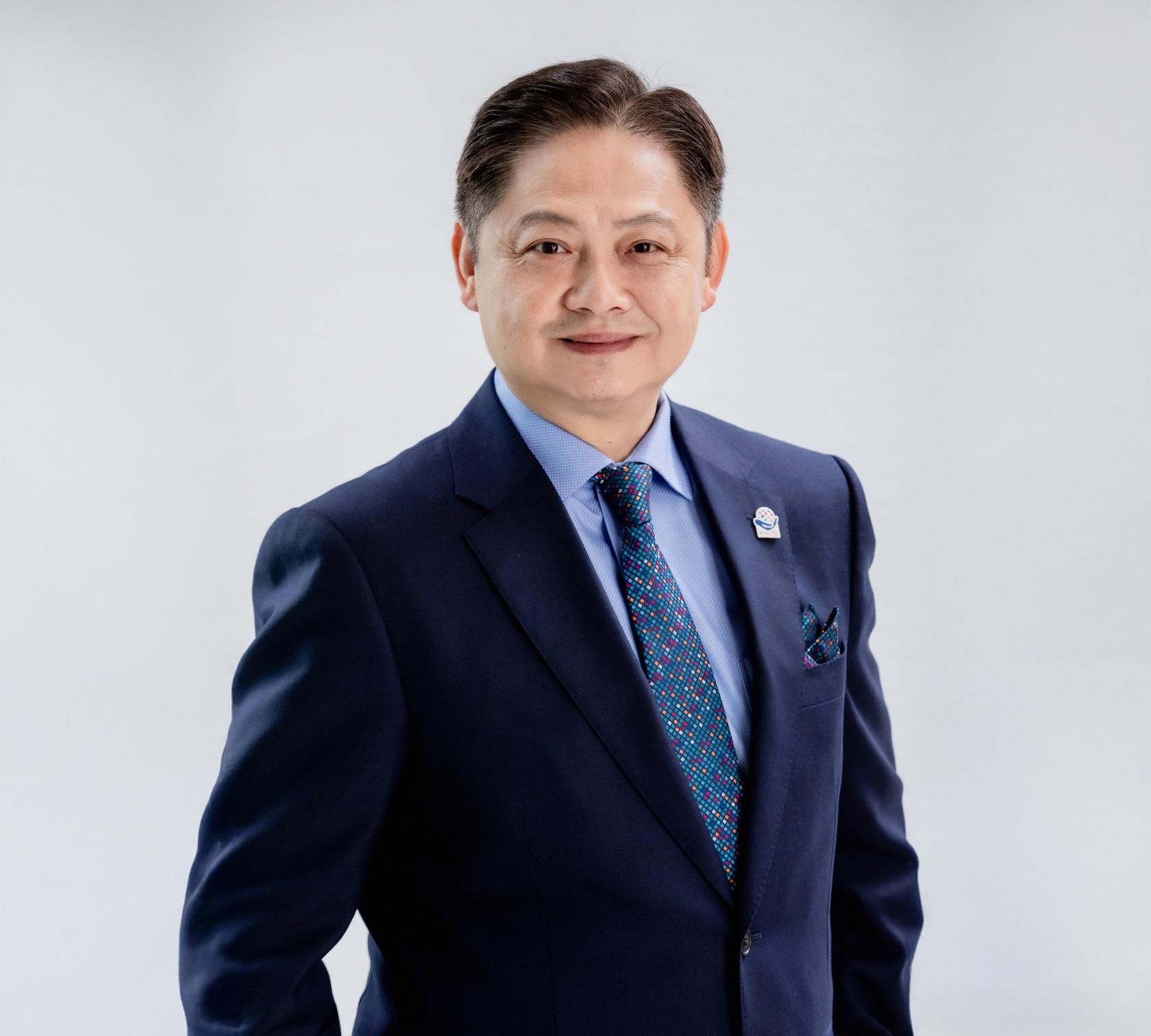 簡承盈先生形象照_W1200.jpg